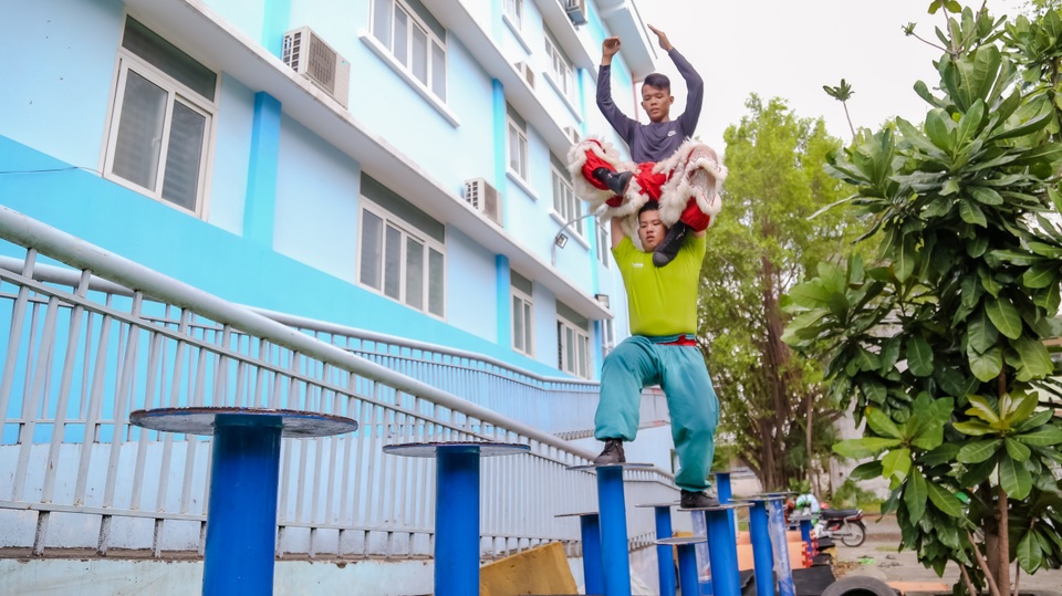 Đoàn lân của những đứa trẻ bụi đời - 13 Đoàn lân của những đứa trẻ bụi đời - 13