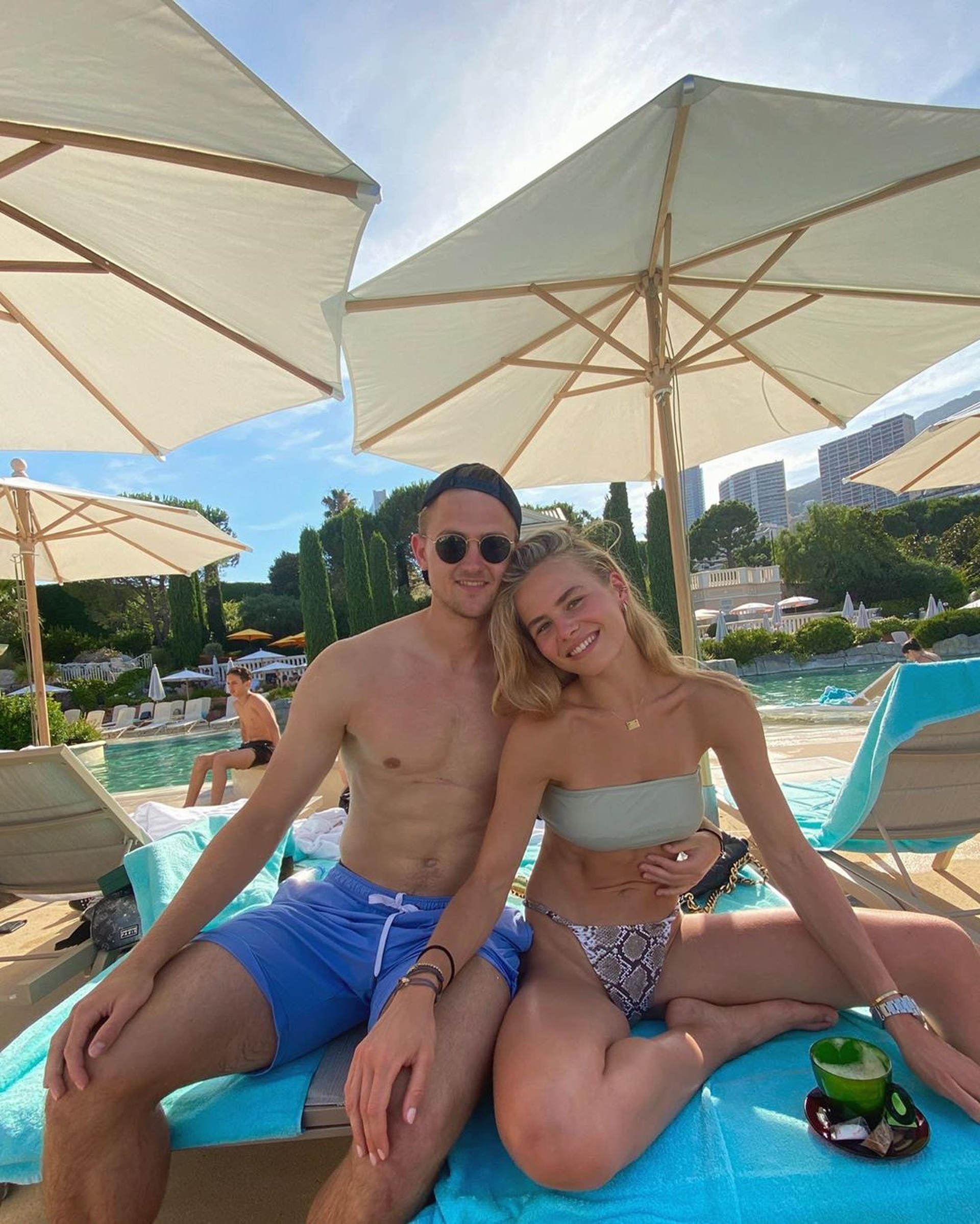 Dàn WAGs gợi cảm khiến tuyển thủ cơn lốc màu da cam say đắm - 3 Dàn WAGs gợi cảm khiến tuyển thủ cơn lốc màu da cam say đắm - 3