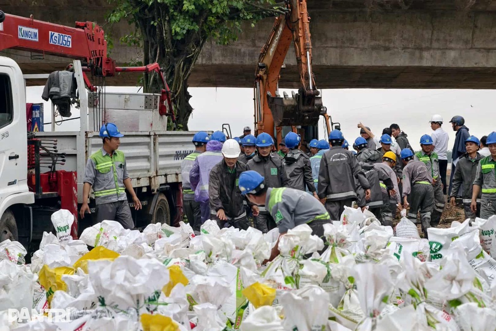 Huy động hàng chục người dùng bao cát chặn cống ngăn nước sông Trà Khúc - 1 Huy động hàng chục người dùng bao cát chặn cống ngăn nước sông Trà Khúc - 1