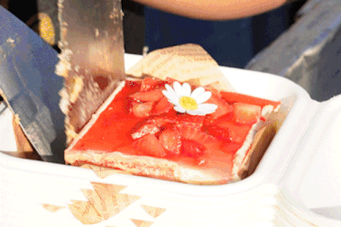 Xếp hàng dài mua loại bánh chỉ bán trong 1 tiếng ở TPHCM