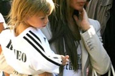 Victoria keo kiệt với gia đình?