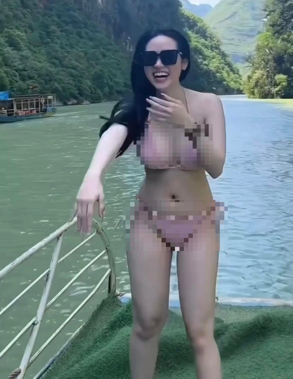 Tranh cãi hình ảnh nữ du khách mặc bikini đi thuyền trên sông Nho Quế - 1