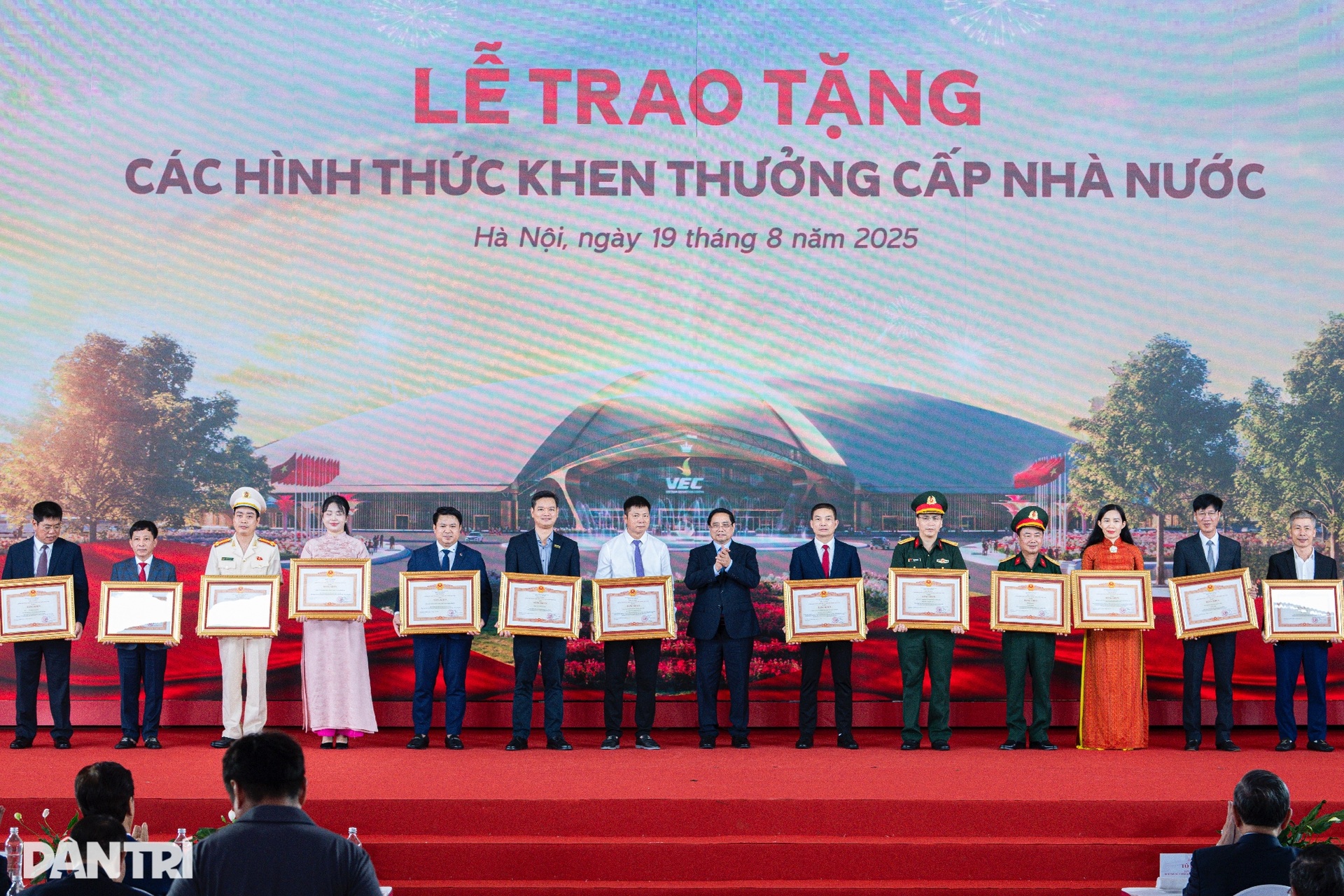 Tổng Bí thư và Thủ tướng cùng xem màn chào mừng của robot Việt - 4 Tổng Bí thư và Thủ tướng cùng xem màn chào mừng của robot Việt - 4