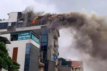 Hà Nội: Tum nhà 6 tầng trên đường Giải Phóng bốc cháy ngùn ngụt