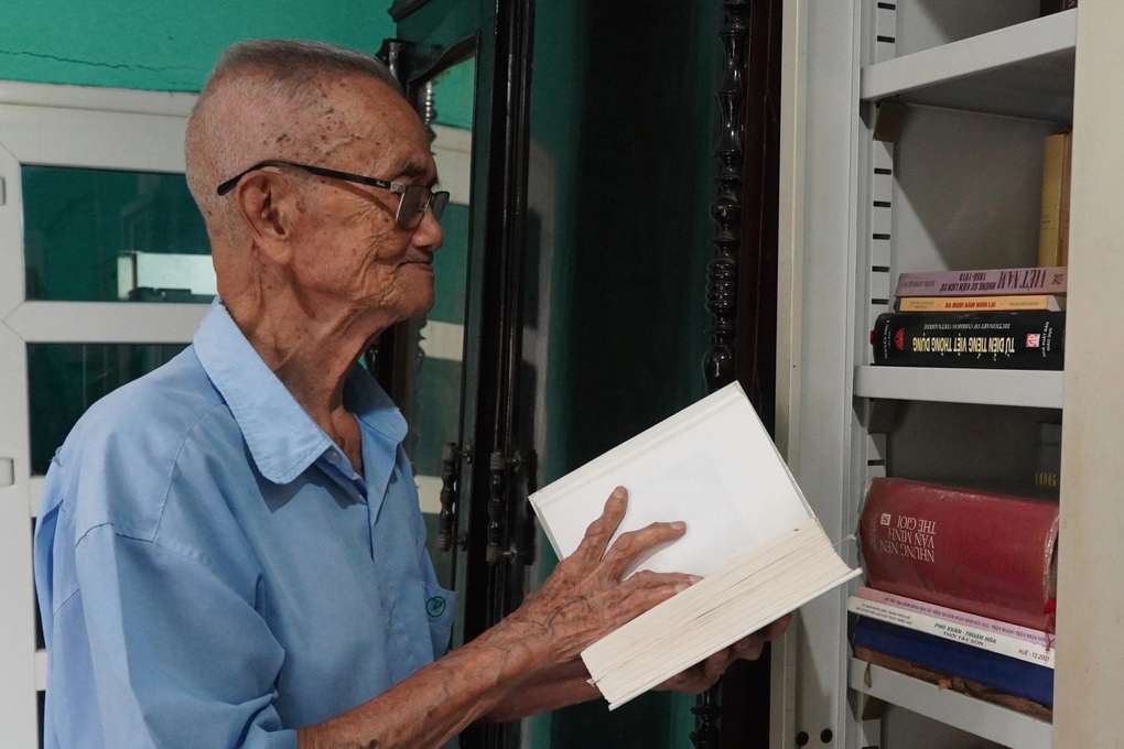 Ký ức về Cách mạng tháng Tám của người trong cuộc và góc nhìn chuyên gia - 1 Ký ức về Cách mạng tháng Tám của người trong cuộc và góc nhìn chuyên gia - 1