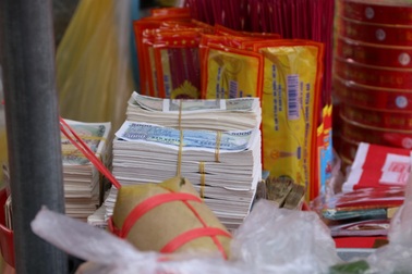 Dịch vụ đổi tiền lẻ chèo kéo khách phớt lờ quy định