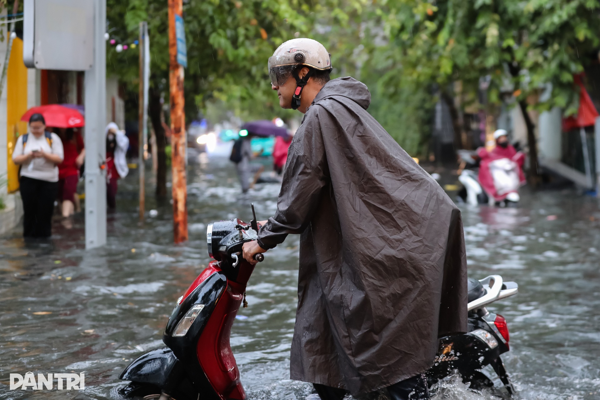 Người dân ngã nhào trên đường ngập ở khu nhà giàu Thảo Điền - 6 Người dân ngã nhào trên đường ngập ở khu nhà giàu Thảo Điền - 6