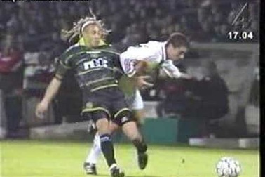 Henrik Larsson bị gãy chân