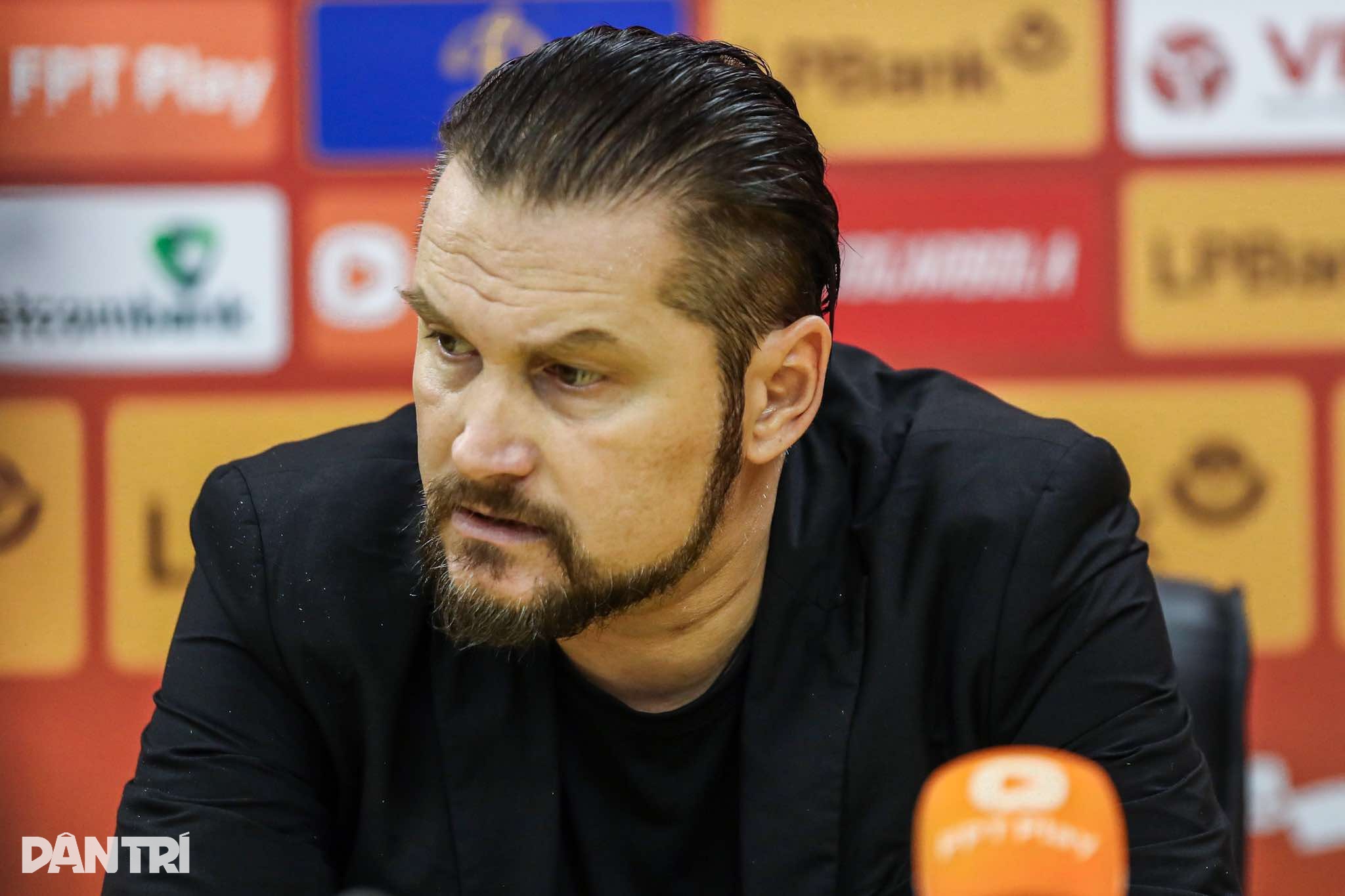 কোচ পোলকিং হতাশ, কোচ পপভ চান রেফারি আরও ন্যায্য হোক - ২ HLV Polking thất vọng, HLV Popov muốn trọng tài công bằng hơn - 2