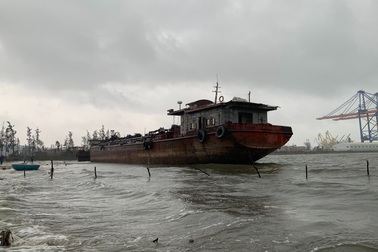 Bất an vì 4 xà lan “lang thang” trên biển