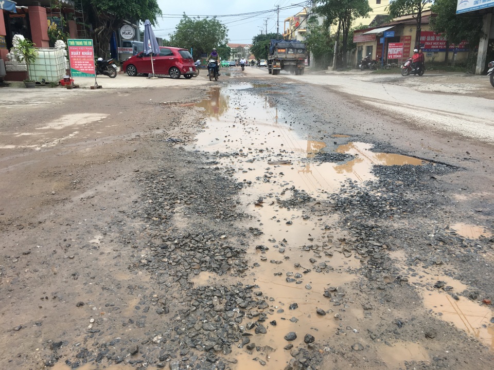 Ngán ngẩm con đường chi chít ổ gà, cứ mưa là ngập sâu giữa thành phố du lịch - 9 Ngán ngẩm con đường chi chít ổ gà, cứ mưa là ngập sâu giữa thành phố du lịch - 9