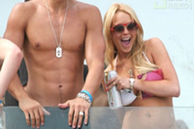 Lindsay Lohan lại "thay" người yêu?