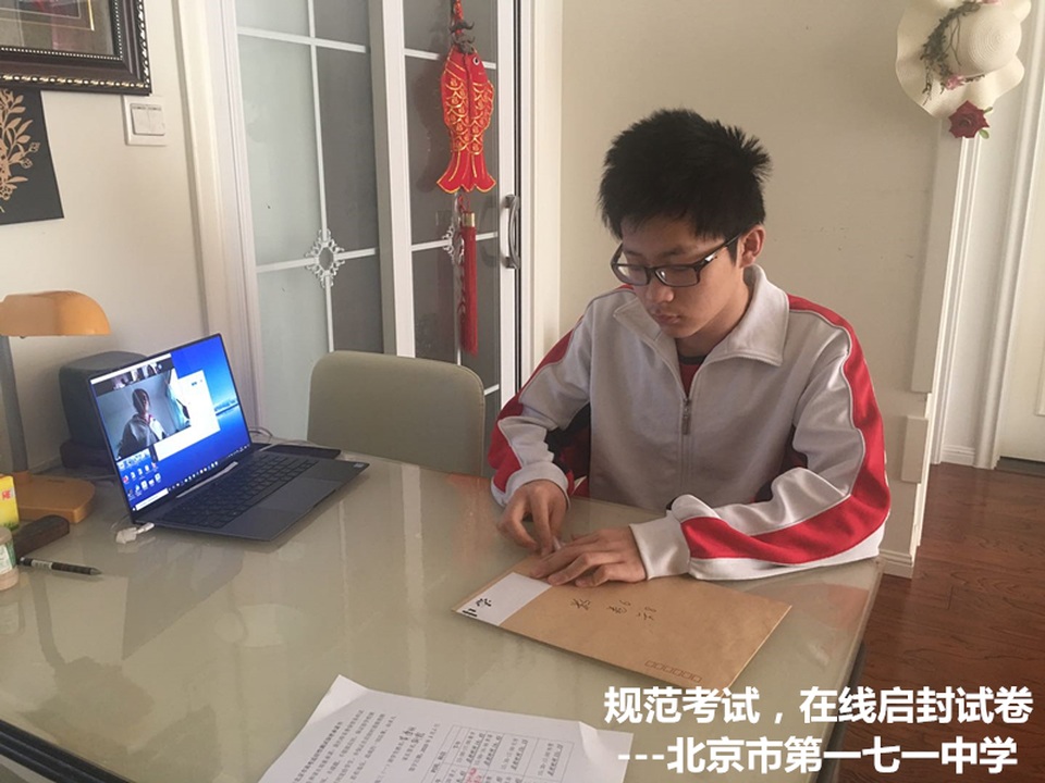 Học sinh Trung Quốc làm bài thi tuyển sinh đại học mô phỏng tại nhà - 1 Học sinh Trung Quốc làm bài thi tuyển sinh đại học mô phỏng tại nhà - 1