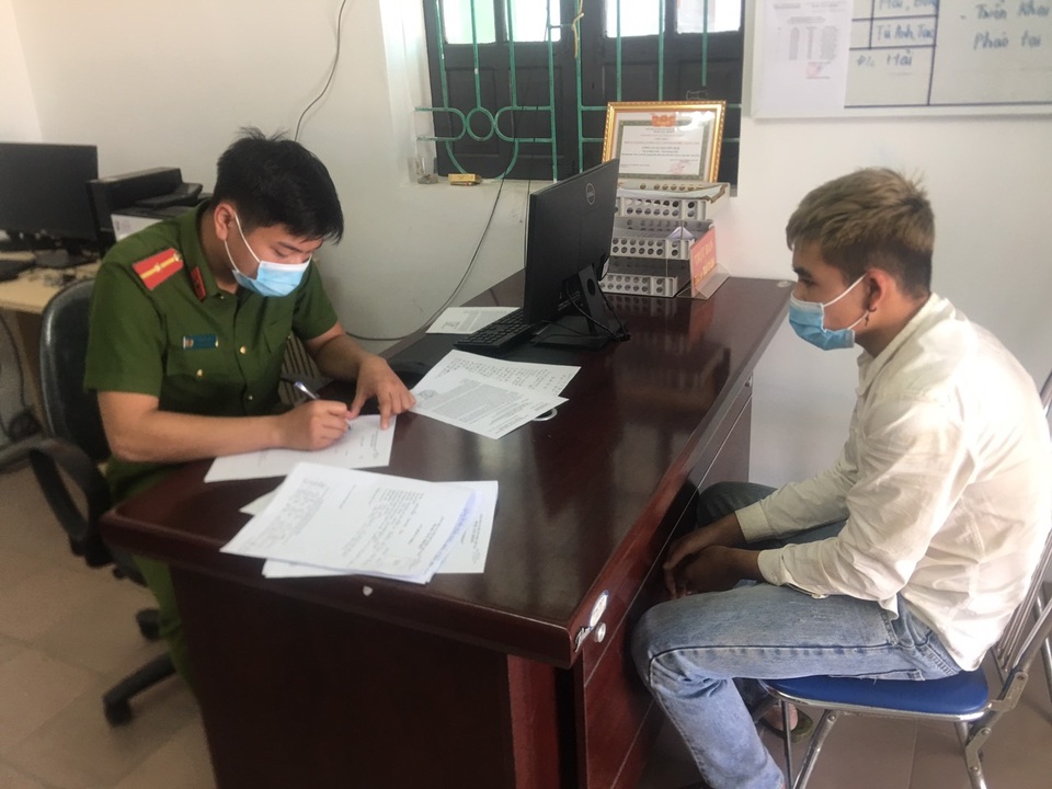 Cố tình trốn chốt kiểm soát dịch bệnh, 2 nam thanh niên bị xử phạt - 1 Cố tình trốn chốt kiểm soát dịch bệnh, 2 nam thanh niên bị xử phạt - 1