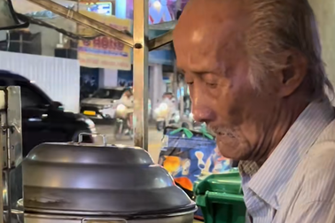 Video cụ ông bán bánh bao ở TPHCM gây xúc động, nhiều người rủ nhau mua