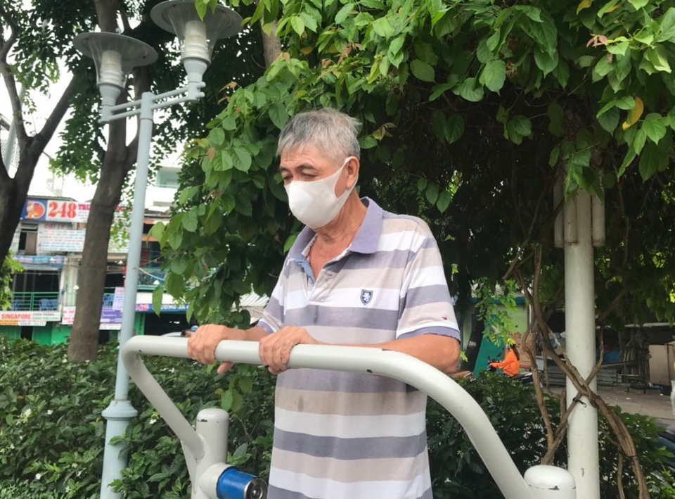 Ngại bị phạt, người dân TPHCM đi ăn trưa, cà phê cũng... đeo khẩu trang - 1 Ngại bị phạt, người dân TPHCM đi ăn trưa, cà phê cũng... đeo khẩu trang - 1