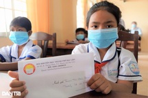 "Nhận học bổng khuyến học vào năm học mới con mừng lắm!"