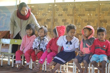 Trường sạt lở, hàng chục học sinh Xơ Đăng tá túc học nhờ trong nhà rông cũ