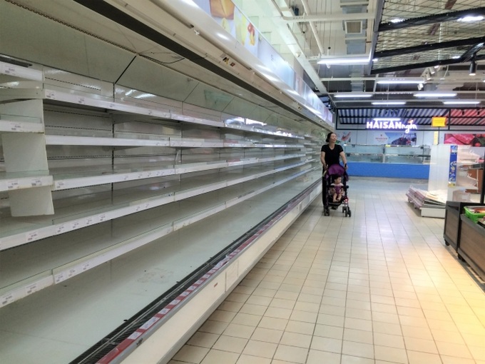 Siêu thị Auchan vắng vẻ, lặng lẽ tháo các kệ hàng sau bão giảm giá - Ảnh 2. Siêu thị Auchan vắng vẻ, lặng lẽ tháo các kệ hàng sau bão giảm giá - Ảnh 2.