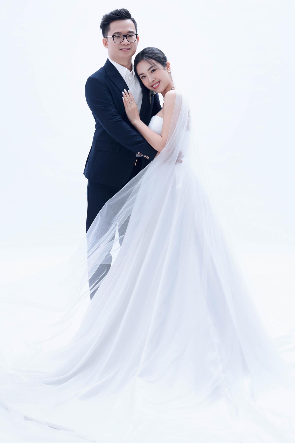 Á hậu Thúy An bất ngờ tung ảnh cưới và công bố kết hôn cùng chồng Tiến sĩ - 2 Á hậu Thúy An bất ngờ tung ảnh cưới và công bố kết hôn cùng chồng Tiến sĩ - 2