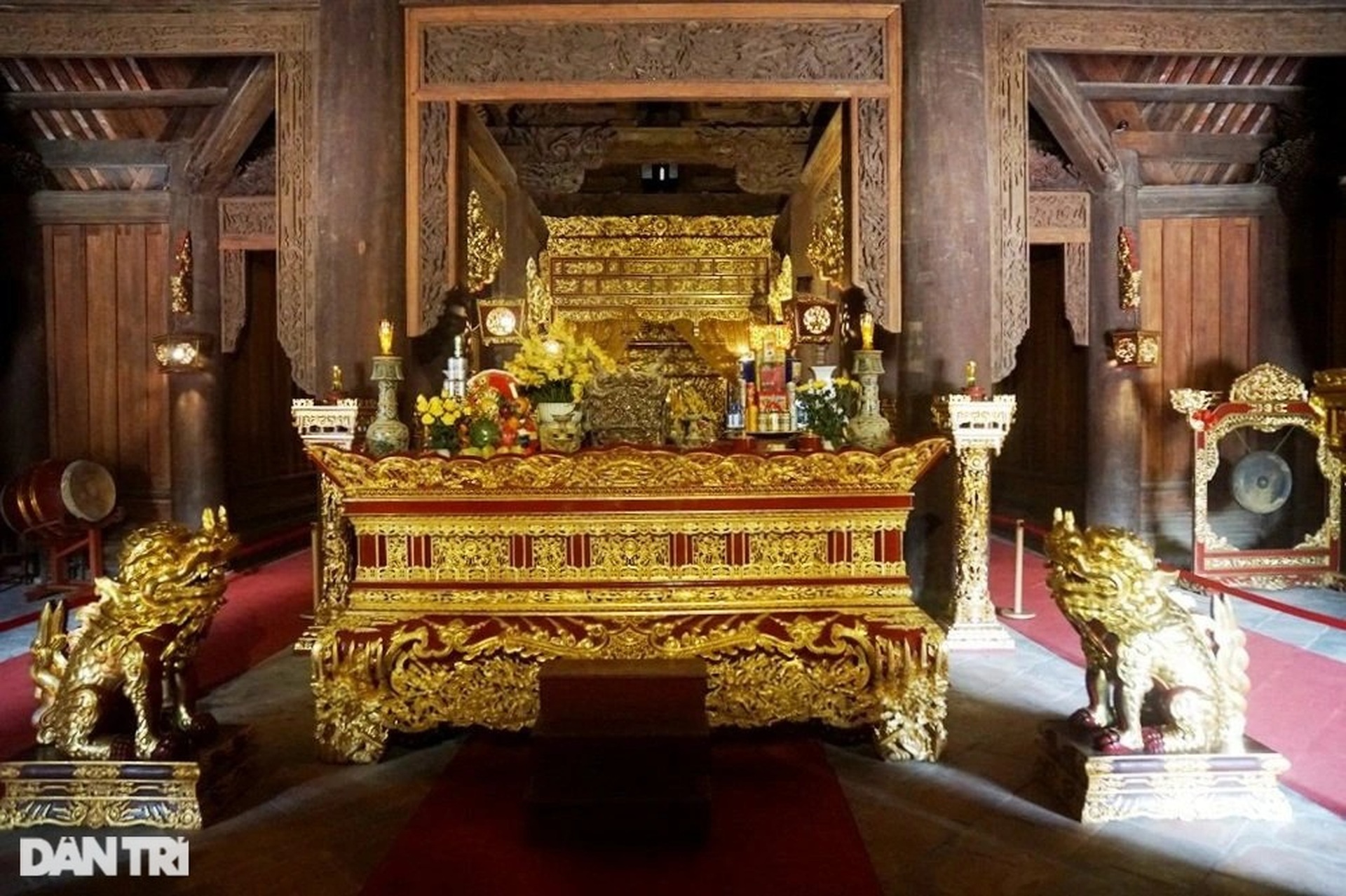 Cận cảnh đồ thờ, long sàng, ngai vua dát vàng ở Chính điện Lam Kinh - 4 Cận cảnh đồ thờ, long sàng, ngai vua dát vàng ở Chính điện Lam Kinh - 4
