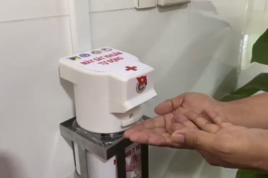 ĐH Bách khoa Đà Nẵng bàn giao máy rửa tay sát khuẩn tự động đến bệnh viện