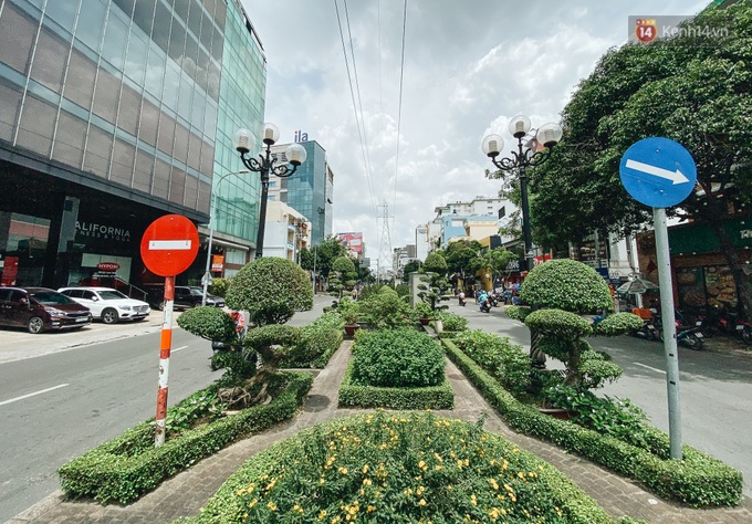 Hơn nửa năm đóng cửa vì dịch Covid-19, giá thuê mặt bằng trên đường Phan Xích Long vẫn chưa hạ nhiệt - Ảnh 1.