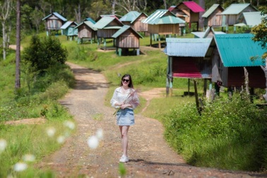 Làng nhỏ ở Măng Đen bỗng gây sốt, giới trẻ đổ xô check-in cùng kho lúa