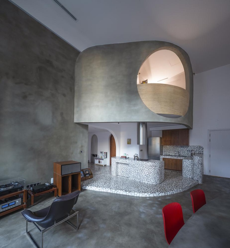 Căn hộ 200m2 ở Sài Gòn “hầm hố” với những hình khối bằng đá lạ mắt - 1