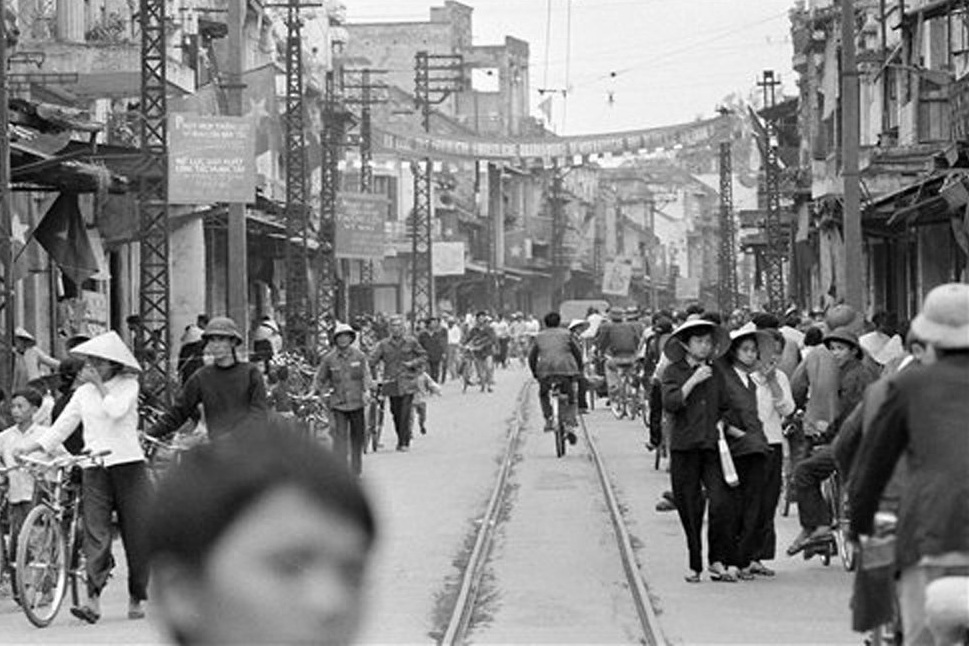 Hồ Gươm đối lập sau nửa thế kỷ qua ảnh tư liệu của phóng viên AP - 21 Hồ Gươm đối lập sau nửa thế kỷ qua ảnh tư liệu của phóng viên AP - 21