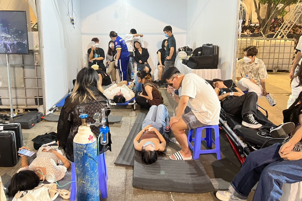 Ngất xỉu vì thiếu oxy, hàng chục người cần cấp cứu ở phố đi bộ Nguyễn Huệ - 1 Ngất xỉu vì thiếu oxy, hàng chục người cần cấp cứu ở phố đi bộ Nguyễn Huệ - 1