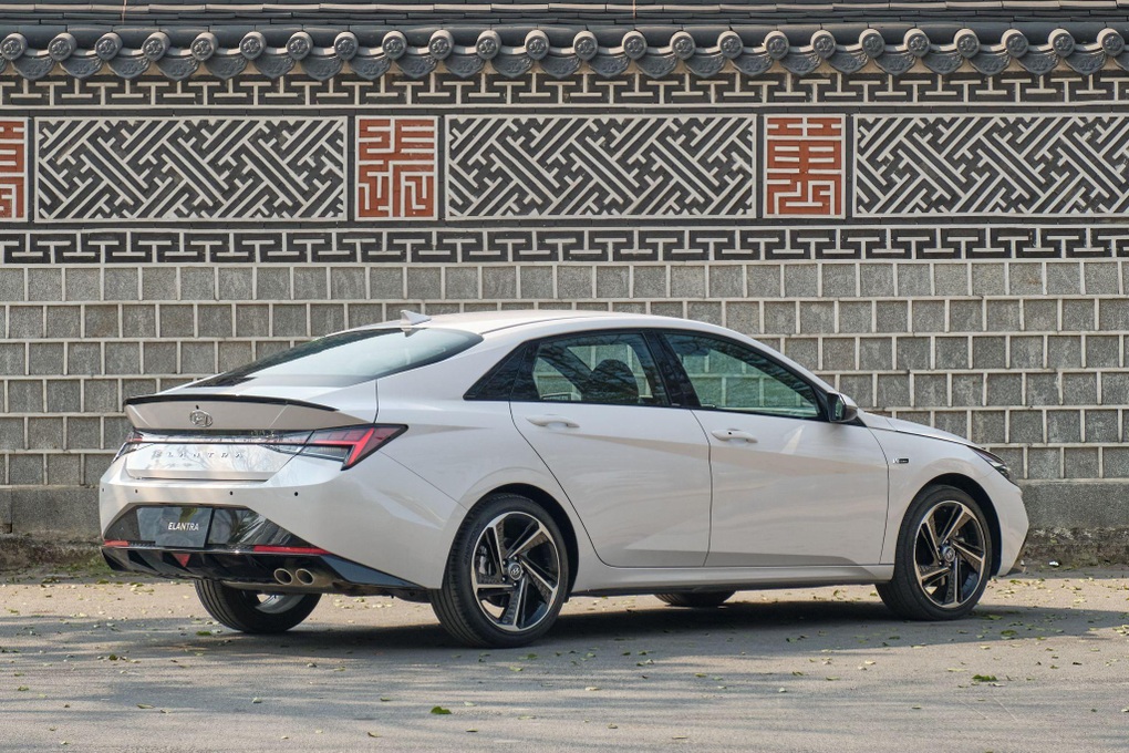 Bỏ qua Civic và Altis, người dùng chọn Elantra vì đủ nhu cầu, động cơ mạnh - 2 Bỏ qua Civic và Altis, người dùng chọn Elantra vì đủ nhu cầu, động cơ mạnh - 2