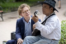 Đại sứ Thụy Điển ngẫu hứng ngân nga cùng nghệ sĩ đường phố bên Hồ Gươm