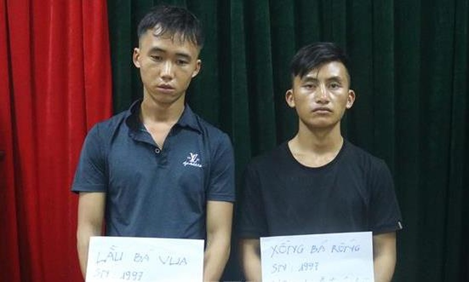 Cảnh sát giao thông phát hiện vụ vận chuyển 14 bánh heroin trên xe khách - 2 Cảnh sát giao thông phát hiện vụ vận chuyển 14 bánh heroin trên xe khách - 2