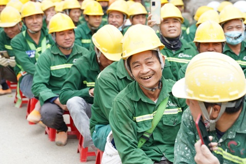 Nụ cười ấm áp trên công trường xây dựng những ngày cận Tết