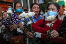 Người dân mang hoa tới tòa để tưởng nhớ bé gái 8 tuổi bị "dì ghẻ" bạo hành