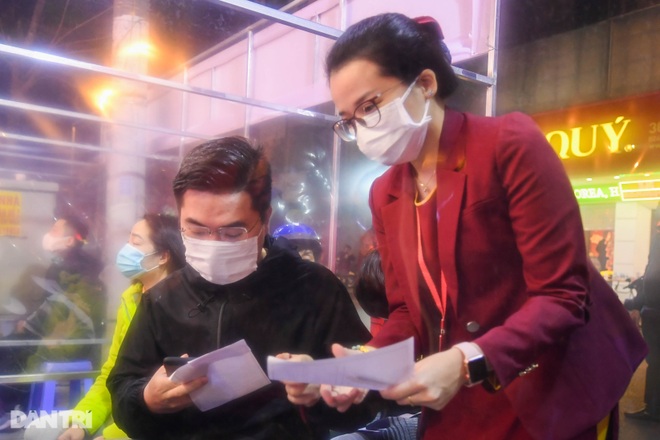 Người dân Hà Nội xếp hàng từ 3h sáng mua vàng ngày vía Thần Tài - 7