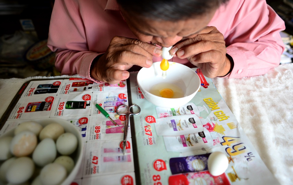 Biến vỏ trứng thành ông già Noel.jpg Biến vỏ trứng thành ông già Noel.jpg