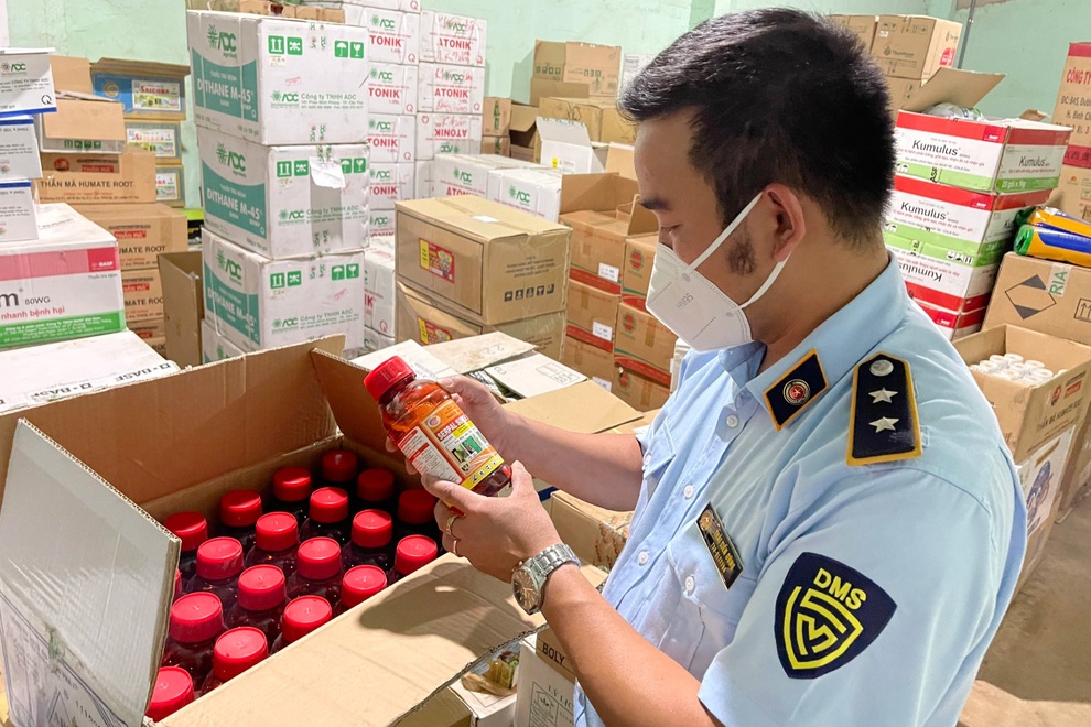 Liên tiếp phát hiện nhiều cơ sở bán thuốc trừ sâu có chứa chất cấm sử dụng - 1 Liên tiếp phát hiện nhiều cơ sở bán thuốc trừ sâu có chứa chất cấm sử dụng - 1