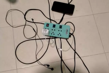 Vừa cắm sạc điện thoại vừa đeo tai nghe, thanh niên qua đời tức tưởi