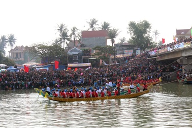 Sôi động màn đua thuyền tại lễ hội đền Cờn