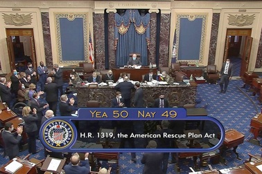 Thượng viện Mỹ họp xuyên đêm duyệt chi 1.900 tỷ trợ cấp Covid-19