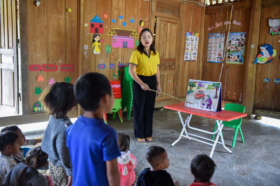 Cô giáo HMông với quyết tâm mang ánh sáng tri thức về bản - 7 Cô giáo HMông với quyết tâm mang ánh sáng tri thức về bản - 7