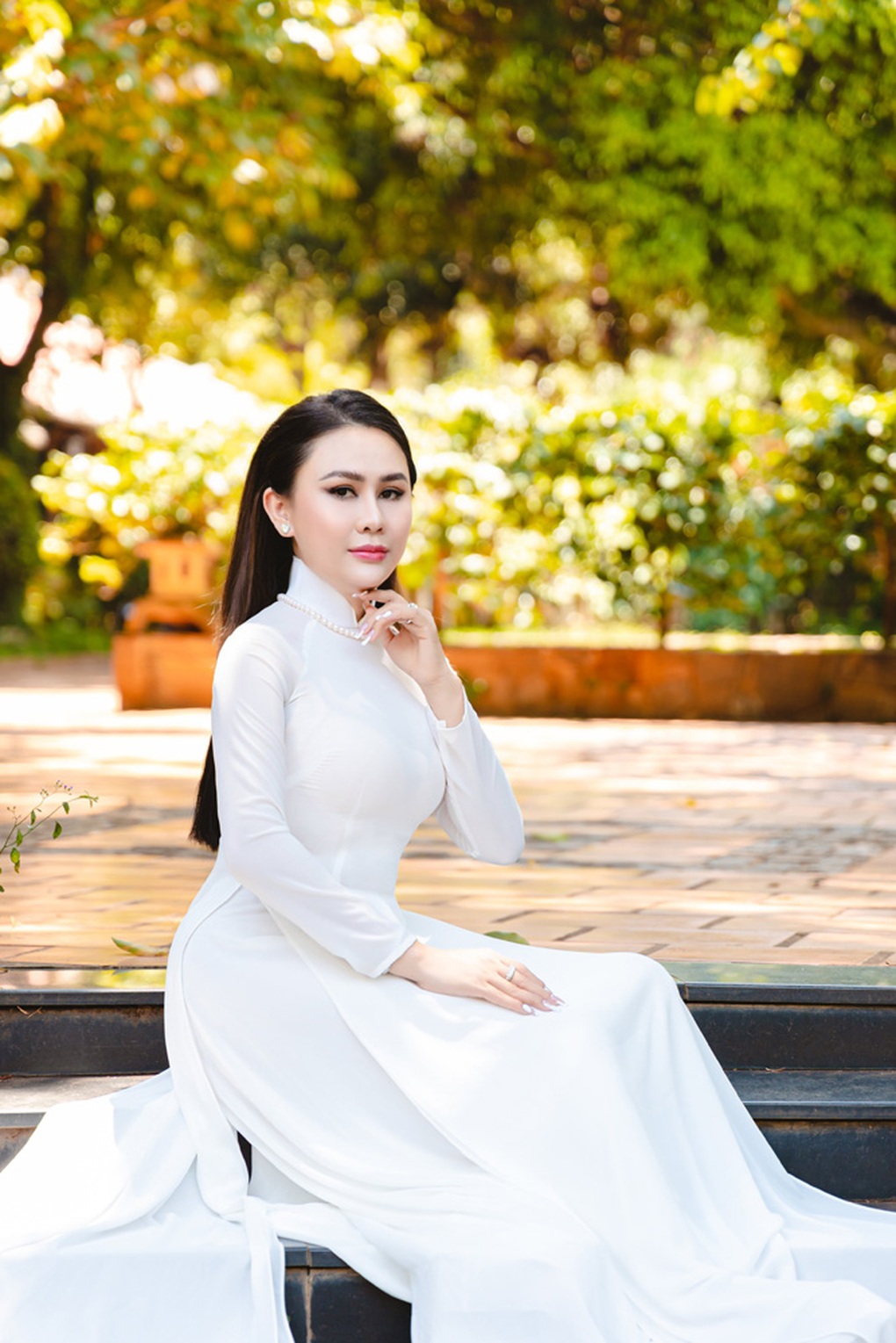 Hoa hậu Lý Kim Ngân duyên dáng với áo dài - 4 Hoa hậu Lý Kim Ngân duyên dáng với áo dài - 4