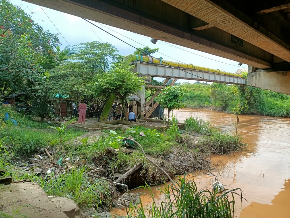 Theo mẹ thả cá phóng sinh, bé trai 2 tuổi bị nước cuốn trôi - 1 Theo mẹ thả cá phóng sinh, bé trai 2 tuổi bị nước cuốn trôi - 1