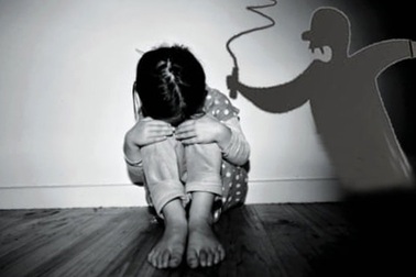 Bé gái bị vợ chồng cô ruột bạo hành vì ra ngoài chơi với bạn