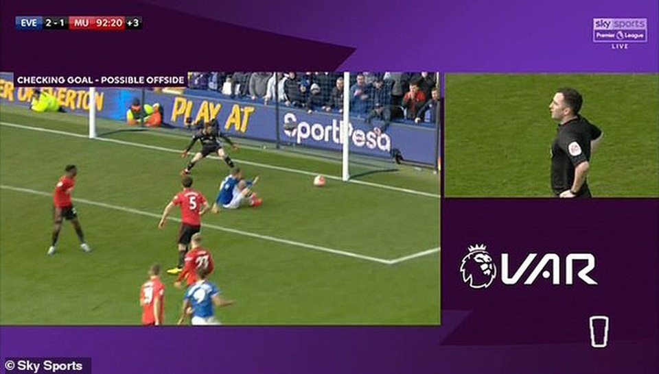 Điểm lại những lần Man Utd được công nghệ VAR “cứu thua” - 6 Điểm lại những lần Man Utd được công nghệ VAR “cứu thua” - 6