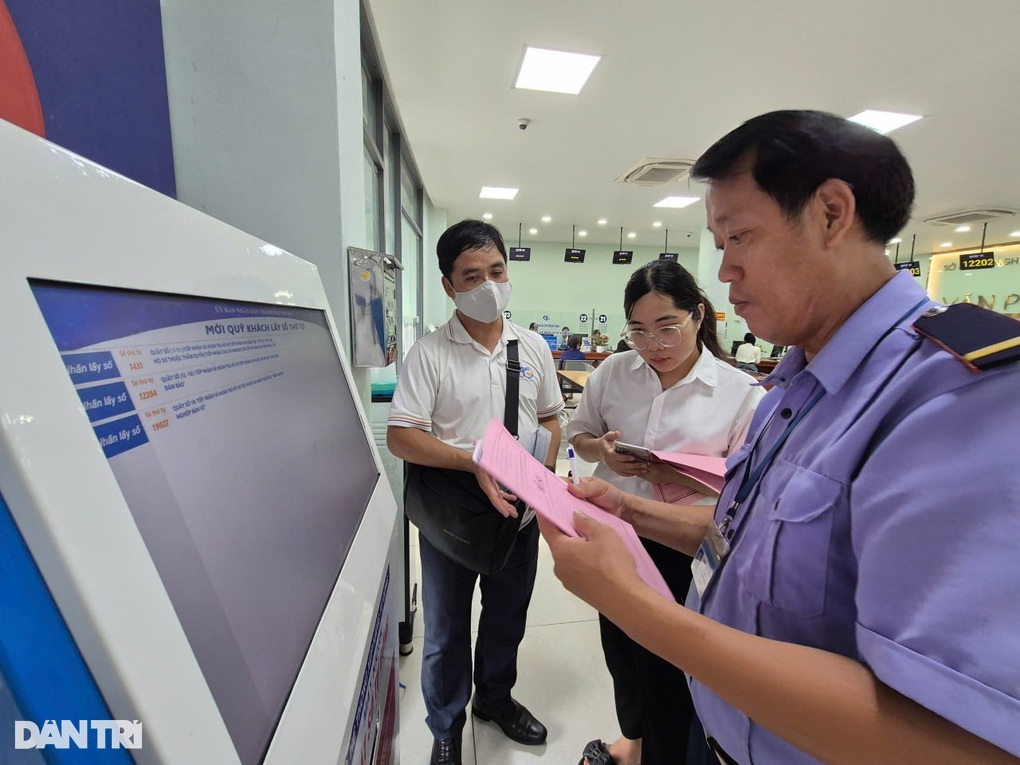 Người dân tấp nập đi làm thủ tục đất đai, xây dựng trong ngày đầu sáp nhập - 3 Người dân tấp nập đi làm thủ tục đất đai, xây dựng trong ngày đầu sáp nhập - 3