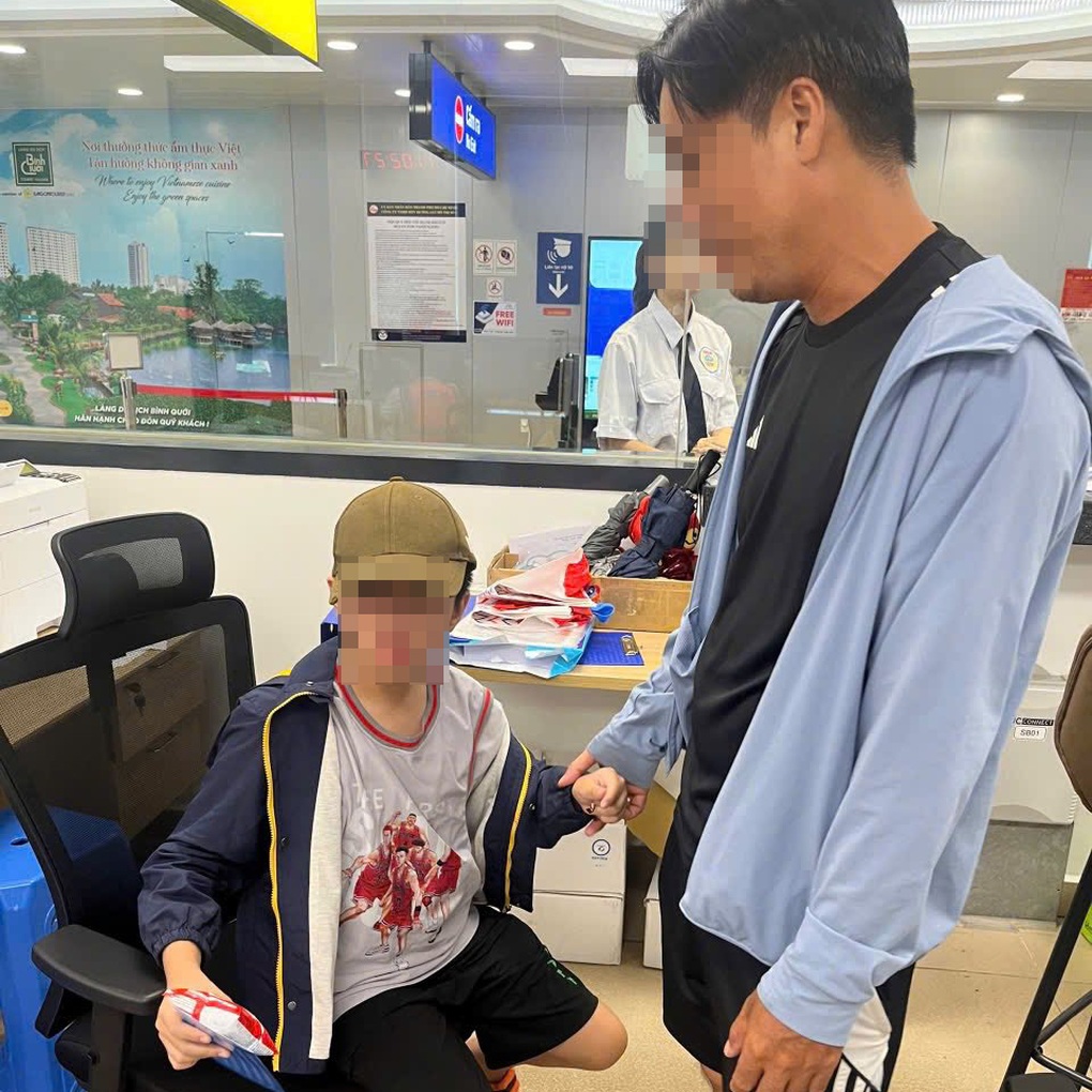 Bé trai một mình lọt lên tàu metro TPHCM, cha mẹ cuống cuồng đi tìm