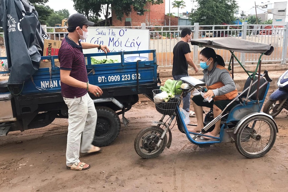 Vợ chồng giáo viên ở Sài Gòn mở siêu thị 0 đồng, mang chợ đến người nghèo - 2 Vợ chồng giáo viên ở Sài Gòn mở siêu thị 0 đồng, mang chợ đến người nghèo - 2